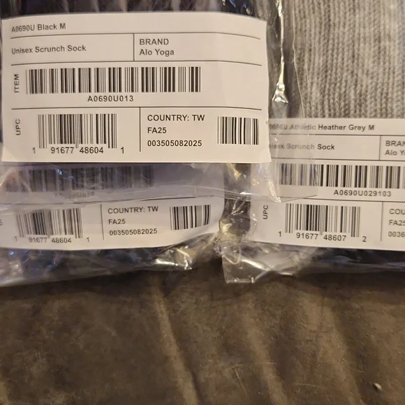 ALO Yoga Unisex Scrunch Socks ONLY 2 LEFT - Picture 2 of 3